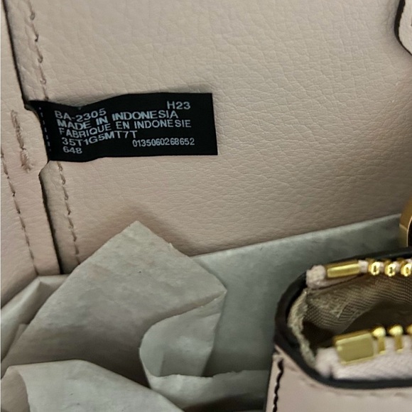 New Michael Kors Maisie
Large Pebbled Leather 2 in-1 Tote
Bag. - Picture 2 of 16